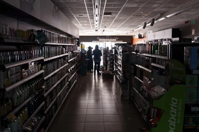Employees stand inside a supermarket without lights in Burgos on April 28, 2025, during a massive power cut affecting the entire Iberian peninsula and the south of France. A "massive" power cut late on April 28, 2025 morning affected the whole of the Iberian peninsula and part of France, according to Portuguese electricity network operator REN. (Photo by CESAR MANSO / AFP)Editoria: FINLocal: BurgosIndexador: CESAR MANSOSecao: energy and resourceFonte: AFPFotógrafo: STR<!-- NICAID(16025722) -->