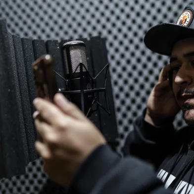 PORTO ALEGRE, RS, BRASIL, 17-06-2025:  A Casa do Hip Hop Rubem Berta, zona norte de Porto Alegre, após reformas na estrutura, criou um espaço multimídia, contando com um estúdio musical e local onde vão ser produzidos podcasts. A Casa do Hip Hop também promove oficinas e atividades sociais e culturais da comunidade.O estúdio promove encontros entre rapers e beatmakers. Foto: Renan Mattos / Agência RBS<!-- NICAID(16062266) -->