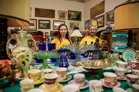 CAXIAS DO SUL, RS, BRASIL, 03/12/2025. Objetos antigos ganham destaque nas vitrines dos antiquários. Taís Dall'Agnol e Jonathan Franco estão à frente do Antiquário Jonathan Franco, loja de antiguidade que soma mais de 70 mil itens (Neimar De Cesero/Agência RBS)Indexador: Neimar De Cesero<!-- NICAID(16179454) -->