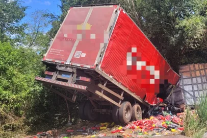 ARROIO DO TIGRE - Acidente com três caminhões deixa três mortos<!-- NICAID(15387664) -->