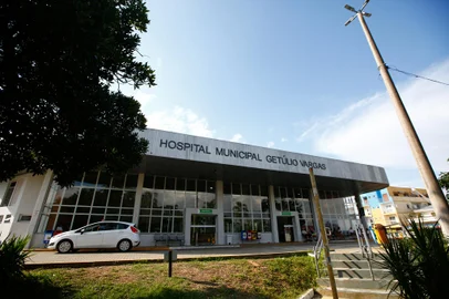 Sapucaia, RS, Brasil - Rompimento de adutora causa falta de água em 13 bairros desde o último sábado. Hospital Getúlio Vargas recebe caminhões pipa da Corsan para abastecimento de água.Fotos Jonathan Heckler<!-- NICAID(15336274) -->