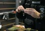 Empresário esconde celulares dentro de parede falsa durante ação da polícia, mas telefone desperta e ele acaba preso 
