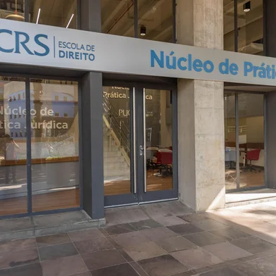 A Escola de Direito da Pontifícia Universidade Católica do Rio Grande do Sul (PUCRS) vai inaugurar, no dia 5 de novembro, às 9h, o Núcleo de Prática Jurídica, um espaço de 1.500 m² dedicado ao desenvolvimento prático dos estudantes. Segundo a instituição, o local foi pensado para integrar a teoria com a prática na realidade acadêmica.Indexador: Giordano Toldo<!-- NICAID(15901660) -->
