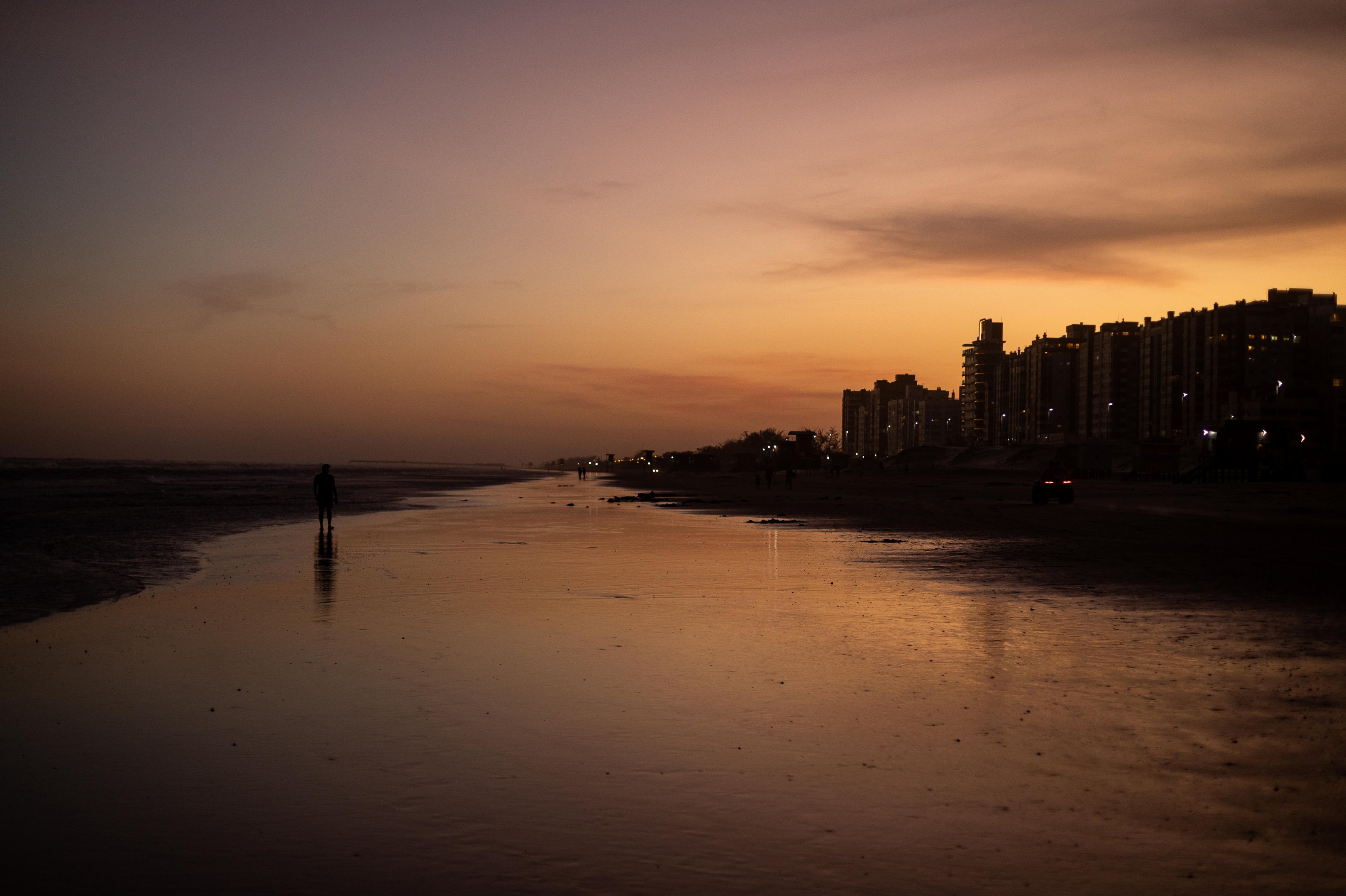"O &uacute;nico som &eacute; o do mar": a praia no fim de tarde para quem foge da areia lotada