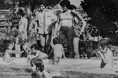 O escaldante verão de 1980 ficou marcado por um protesto lembrado até hoje por quem participou ou testemunhou. Foi em 22 de março de 1980, após centenas de famílias passarem dias sem água em diversos bairros e vilas da cidade. Moradores dirigiram-se ao chafariz da então Praça Rui Barbosa (Dante Alighieri) para lavar roupa e dar banho nos filhos pequenos, o que logo se transformou numa grande “festa” para as crianças.Edições do Pioneiro e do Jornal de Caxias abordaram o problema de abastecimento na cidade, mas o destaque foi mesmo para a inusitada manifestação. Pioneiro de 26 de março de 1980 fez uma comparativo da situação já no título“ Faltou água nos bairros, sobrou água no chafariz”. Na foto: crianças e mães no chafariz durante o protesto.<!-- NICAID(15961827) -->