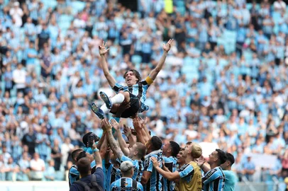 Partida entre Grêmio e Corinthians, na Arena, em Porto Alegre pela 38ª rodada do Campeonato Brasileiro.Foto: Jefferson Botega/Agencia RBS.Indexador: jeff botega<!-- NICAID(15931397) -->