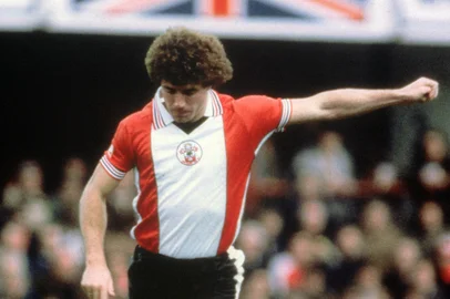 STAFF / AFP (FILES) English forward Kevin Keegan prepares to kick the ball during a Premier League football match in November 1981. Former Liverpool and England star Kevin Keegan has died aged 75 after battling cancer, his family announced on July 20, 2026. Keegan, regarded as one of the greatest players of his generation, was diagnosed with stage four cancer and underwent treatment in January. (Photo by AFP)<!-- NICAID(16330250) -->