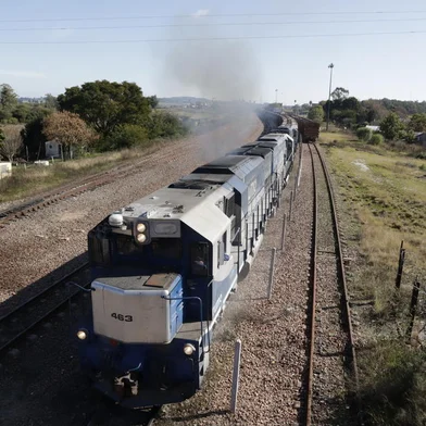 *A PEDIDO DE RAFAEL VIGNA* Empresa Rumo tem contrato de concessão da malha ferroviária expirando em um ano. Expectativa é de um investimento de R$ 10 bilhões na chamada nova Malha Sul. Projeto trata de modernização de 7,2 mil quilômetros entre RS, SC, PR, e SP. Trecho da malha na passagem do trem por Bagé. - Foto: Francisco Bosco/Especial<!-- NICAID(15136785) -->