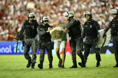 PERNAMBUCANO 2024, NAUTICO X SPORT FINALPE - PERNAMBUCANO 2024, NÁUTICO X SPORT FINAL - ESPORTES - PE - RECIFE - 30/03/2024 - PERNAMBUCANO 2024, NÁUTICO X SPORT FINAL - Confusão entre Torcedores e Batalhão de Choque durante a partida entre Naútico x Sport no estádio dos Aflitos em Recife (PE), pelo campeonato pernambucano 2024, neste sábado (30). 30/03/2024 - Foto: MARLON COSTA/AGIF - AGÊNCIA DE FOTOGRAFIA/AGIF - AGÊNCIA DE FOTOGRAFIA/ESTADÃO CONTEÚDOEditoria: ESPORTESLocal: RECIFEIndexador: MARLON COSTAFotógrafo: AGIF - AGÊNCIA DE FOTOGRAFIA<!-- NICAID(15721371) -->