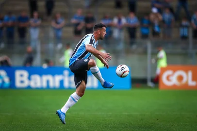 Gremio x ItuanoRS - FUTEBOL/CAMPEONATO BRASILEIRO 2022/GREMIO X ITUANO  - ESPORTES - Lance da partida entre Gremio e Ituano disputada na noite desta sexta-feira na Arena do Gremio, em partida valida pela Campeonato Brasileiro 2022. FOTO: LUCAS UEBEL/GREMIO FBPAEditoria: SPOLocal: Porto AlegreIndexador: Lucas UebelSecao: futebolFonte: Gremio.netFotógrafo: Gremio x Ituano<!-- NICAID(15189049) -->
