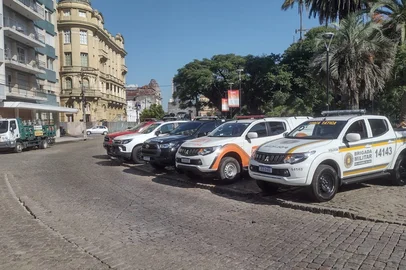 Viaturas de várias forças de segurança guarnecem locais de debates sobre criminalidade, que acontecem em Pelotas