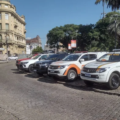 Viaturas de várias forças de segurança guarnecem locais de debates sobre criminalidade, que acontecem em Pelotas