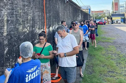 Mutirão faz doação de água mineral em Canoas<!-- NICAID(15756431) -->