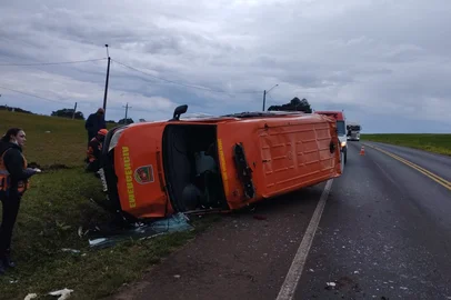 Ambulância da Força Voluntária sofre acidente e deixa socorristas feridos em Erechim.
