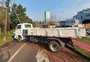 Caminhão atinge dois postes e carro estacionado em avenida de Passo Fundo