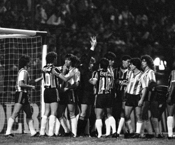 Supercopa Libertadores 1989.Estudiantes 0 x 3 Grêmio - 01/11/1989Estádio Jorge Luis Hirschi, La Plata, Argentina.Arbitragem do chileno Gaston Castro.-#ENVELOPE: 85362<!-- NICAID(14219679) -->