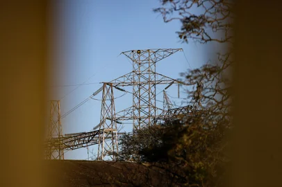 Apagão deixa mais de 10 mil clientes sem energia elétrica em Porto Alegre.  O problema foi na Subestação 9, que ocasionou falta de energia nos bairros Humaita, Farrapos, São Geraldo, e nas proximidades do aeroporto.<!-- NICAID(15850294) -->