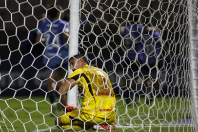 Internacional's Uruguayan goalkeeper Sergio Rochet reacts after conceding a goal during the Copa Sudamericana group stage second leg football match between Brazil's Internacional and Argentina's Belgrano at Arena Barueri stadium in Sao Paulo on May 28, 2024. (Photo by Miguel Schincariol / AFP)Editoria: SPOLocal: Sao PauloIndexador: MIGUEL SCHINCARIOLSecao: soccerFonte: AFPFotógrafo: STR<!-- NICAID(15775917) -->