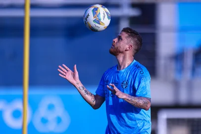 O volante Cuéllar participa de treino do Grêmio no CT Luiz Carvalho.<!-- NICAID(15968420) -->