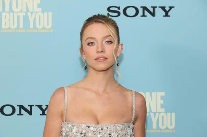 Columbia Pictures' "Anyone But You" New York PremiereNEW YORK, NEW YORK - DECEMBER 11: Sydney Sweeney attends Columbia Pictures' "Anyone But You" New York Premiere at AMC Lincoln Square Theater on December 11, 2023 in New York City.   Dia Dipasupil/Getty Images/AFP (Photo by Dia Dipasupil / GETTY IMAGES NORTH AMERICA / Getty Images via AFP)Editoria: ACELocal: New YorkIndexador: DIA DIPASUPILSecao: celebrityFonte: GETTY IMAGES NORTH AMERICAFotógrafo: CONTRIBUTOR<!-- NICAID(15630720) -->
