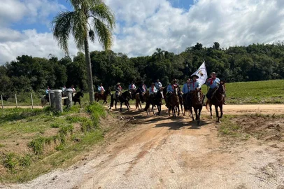 Os Cavaleiros do Planalto Médio que conduzem a Chama Crioula já concluíram mais de um terço do percurso total de 470 quilômetros até Passo Fundo<!-- NICAID(15519004) -->