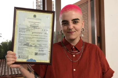 Primeira pessoa transexual não-binária a conquistar a retificação de registro civil em Passo Fundo<!-- NICAID(15389710) -->
