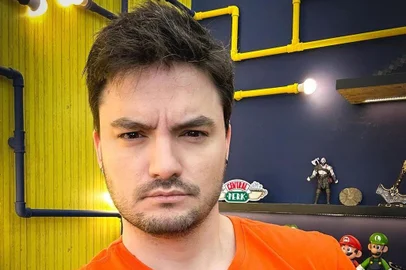 Influencer Felipe Neto promete comprar livros para seguidores no X (Twitter).<!-- NICAID(15549536) -->