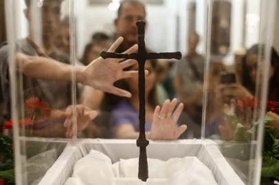 PORTO ALEGRE, RS, BRASIL - 2025.04.18 - A cruz usada na primeira missa celebrada no Brasil, em 1500, está em Porto Alegre nesta Sexta-Feira Santa. O histórico item foi exposto aos fiéis na Catedral Metropolitana de Porto Alegre, durante missa na Sexta-Feira Santa. (Foto: André Ávila/ Agência RBS)Indexador: Andre Avila<!-- NICAID(16019915) -->