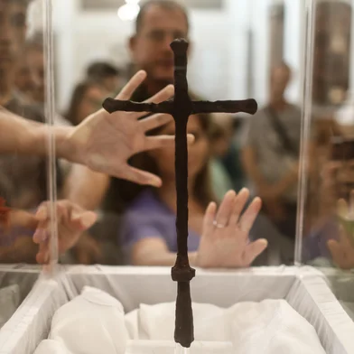 PORTO ALEGRE, RS, BRASIL - 2025.04.18 - A cruz usada na primeira missa celebrada no Brasil, em 1500, está em Porto Alegre nesta Sexta-Feira Santa. O histórico item foi exposto aos fiéis na Catedral Metropolitana de Porto Alegre, durante missa na Sexta-Feira Santa. (Foto: André Ávila/ Agência RBS)Indexador: Andre Avila<!-- NICAID(16019915) -->