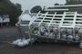 Caminhão carregado de botijões de gás tomba na RS-040, em Viamão<!-- NICAID(15562980) -->