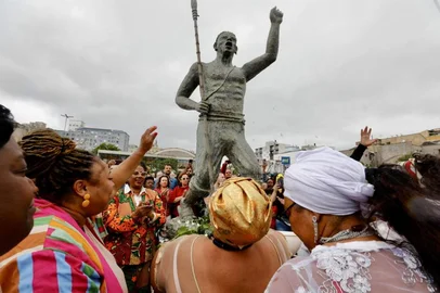 A 35ª Semana Municipal da Consciência Negra encerra hoje com apresentações de Sem Comentários, Glória Cristal, Valéria Barcellos, Estado Maior da Restinga, entre outras atrações.O evento, que neste ano tem como tema Mulheres Negras _ Força Ancestral e Protagonismo Presente, ocorre no Largo Zumbi dos Palmares, a partir do meio-dia. A entrada é gratuita.Indexador: Pedro Piegas/PMPA<!-- NICAID(16169916) -->