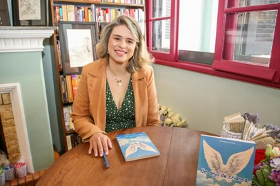 Escritora Tatiana Barduco promove sessão de autógrafos de seu terceiro livro, “Um anjo de criança”, na Livraria Bamboletras, em Porto Alegre<!-- NICAID(15291494) -->