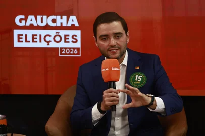PORTO ALEGRE, RS, BRASIL, 01-10-2026: O candidato ao governo do Rio Grande do Sul, Gabriel Souza, participa do Programa Atualidade, da Rádio Gaúcha, com Andressa Xavier, Giane Guerra e Rosane de Oliveira, no estúdio da emissora, na Redação Integrada do Grupo RBS, durante a campanha eleitoral de 2026. Foto: Jeff Botega/Grupo RBS<!-- NICAID(16377550) -->