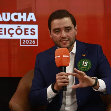 PORTO ALEGRE, RS, BRASIL, 01-10-2026: O candidato ao governo do Rio Grande do Sul, Gabriel Souza, participa do Programa Atualidade, da Rádio Gaúcha, com Andressa Xavier, Giane Guerra e Rosane de Oliveira, no estúdio da emissora, na Redação Integrada do Grupo RBS, durante a campanha eleitoral de 2026. Foto: Jeff Botega/Grupo RBS<!-- NICAID(16377550) -->