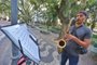 01/11/2021 - PORTO ALEGRE, RS - Saxofonista James Grandson apresenta trilha de desenhos animados na Praça da Alfândega. FOTO: Lauro Alves / Agência RBS<!-- NICAID(14929694) -->