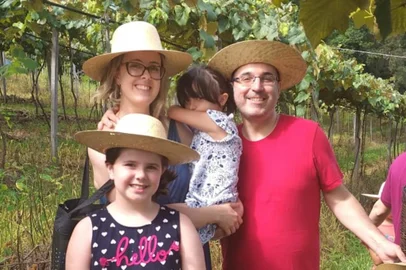 Homem, mulher e duas meninas em um parreiral<!-- NICAID(15684683) -->