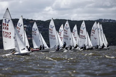 PORTO ALEGRE, RS, BRASIL - 2025.02.07 - Porto Alegre sedia 31ª edição da Copa da Juventude de Vela. Valendo vaga para o Mundial da Juventude, em Vilamoura, Portugal, em dezembro, 109 atletas competem nas águas do Guaíba. (Foto: André Ávila/ Agência RBS)Indexador: Andre Avila<!-- NICAID(15971521) -->