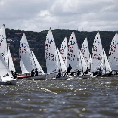 PORTO ALEGRE, RS, BRASIL - 2025.02.07 - Porto Alegre sedia 31ª edição da Copa da Juventude de Vela. Valendo vaga para o Mundial da Juventude, em Vilamoura, Portugal, em dezembro, 109 atletas competem nas águas do Guaíba. (Foto: André Ávila/ Agência RBS)Indexador: Andre Avila<!-- NICAID(15971521) -->