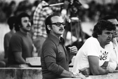 Inter Campeão Brasileiro de 1975.No dia 14 de dezembro de 75, o Inter tornou-se campeão brasileiro ao vencer o Cruzeiro com um gol de Figueroa.Campeonato Brasileiro de 1975Estádio Beira-Rio - Inter 1 X 0 Cruzeiro #Envelope: 111683*OBS CDI: fotógrafo identificado como "Carloss" no envelope original de negativos.<!-- NICAID(11870611) -->