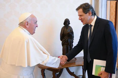 Haddad presenteia papa Francisco com cuia de chimarrão<!-- NICAID(15782732) -->