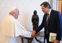 Haddad presenteia papa Francisco com cuia de chimarrão