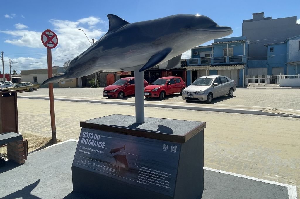 Boto-de-Lahille ganha nova escultura de 2,7 metros na orla do Cassino