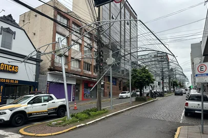 Marcos Cardoso / Grupo RBS Túnel de LED da Avenida Júlio de Castilhos novamente danificado<!-- NICAID(16381239) -->