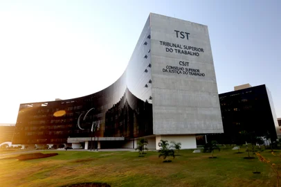 O Tribunal Superior do Trabalho - TST, com sede em Brasília-DF e jurisdição em todo o território nacional, é órgão de cúpula da Justiça do Trabalho, nos termos do artigo 111, inciso I, da Constituição da República, cuja função precípua consiste em uniformizar a jurisprudência trabalhista brasileira.Foto: Giovanna Bembom<!-- NICAID(15921724) -->