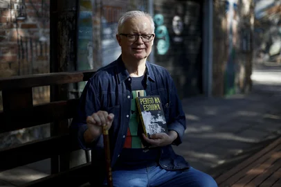 PORTO ALEGRE, RS, BRASIL, 15-10-2025: O escritor Tailor Diniz vai lançar o livro "Perigo na Esquina" na Feira do Livro de POA. O local escolhidopara as fotos, a Esquina da Duque de Caxias com a Gen. Salustiano,  é justamente onde mora o protagonista da obra, detetive A. Boccanera. Fotos: Duda Fortes/Agencia RBS<!-- NICAID(16147047) -->