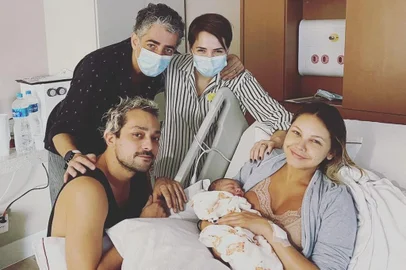O ator Michel Melamed e sua esposa, a atriz Leticia Colin, estiveram presentes na maternidade onde nasceu o primeiro filho do casal formado por Eduardo Sterblitch e Louise D'Tuani. O nome do bebê é Caetano<!-- NICAID(15383391) -->