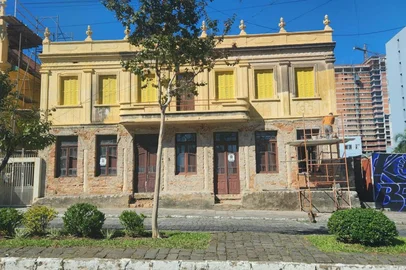 Um homem foi preso em flagrante por obras irregulares em um patrimônio tombado de Caxias do Sul. Conforme assessoria do Ministério Público (MP), ele realizava trabalhos de reforma na Residência Finco, localizada na Avenida Júlio de Castilhos, na quinta-feira (10). Ele é um dos proprietários do imóvel construído em 1908. <!-- NICAID(16015534) -->