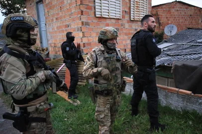PORTO ALEGRE, RS, BRASIL, 07/08/2023-Operação policial - Mar Tirreno. Polícia cumpre mandados de prisão de executores de facção em Porto Alegre. Foto: Ronaldo Bernardi / Agencia RBS<!-- NICAID(15503009) -->