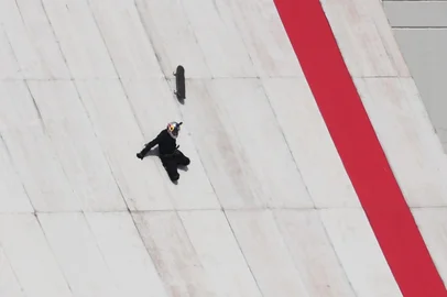 PORTO ALEGRE, RS BRASIL, 07-09-2025: Skatista da Red Bull Sandro Dias, o Mineirinho, desce pela quarta vez o NIVEL INTERMEDIÁRIO, segundo mais alto, e sofre queda na pista montada no prédio do CAFF. Foto: Jonathan Heckler/Agência RBS<!-- NICAID(16119078) -->