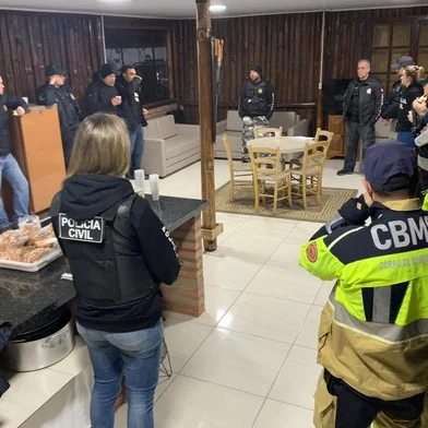 A Polícia Civil de Canela realizou operação policial no início da manhã desta quinta-feira (05), com o objetivo de cumprir mandados de busca e apreensão contra investigados pelo desaparecimento de Adenor Juliano Pinto do Nascimento, de 40 anos, ocorrido no final do mês de agosto. <!-- NICAID(15560901) -->